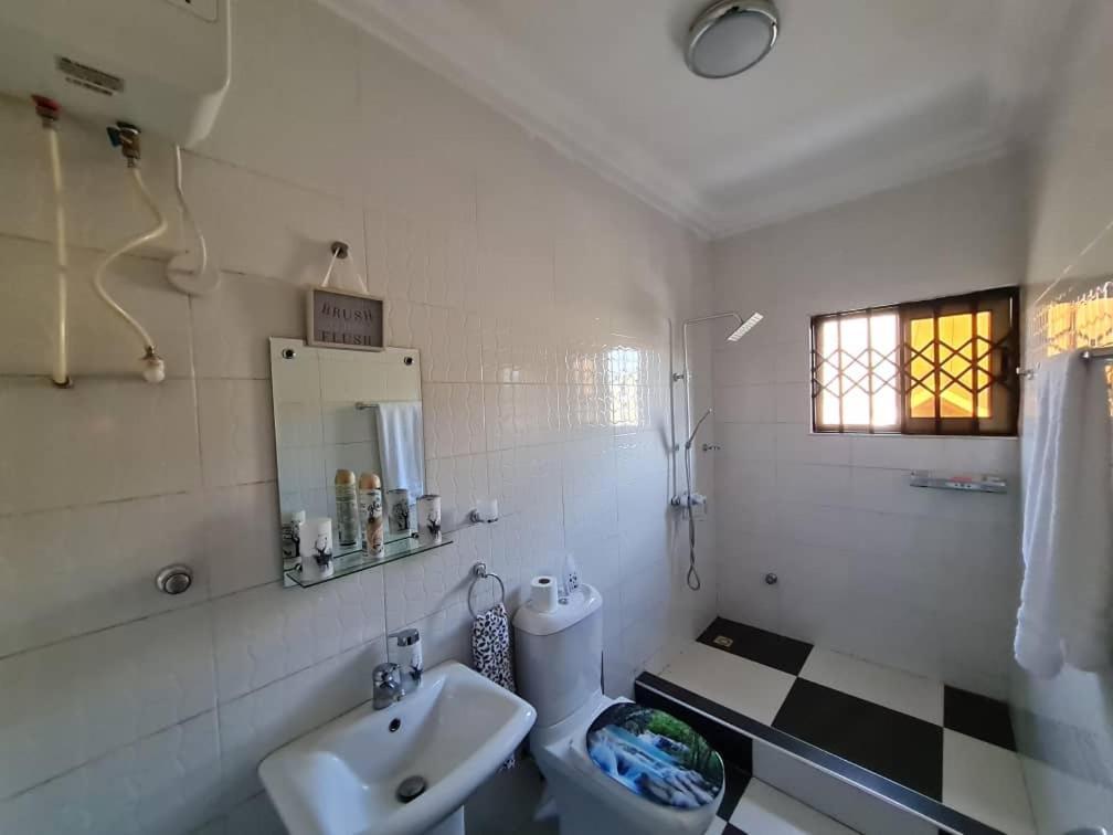 Nesta Barron -Home Away From Home North Legon ภายนอก รูปภาพ