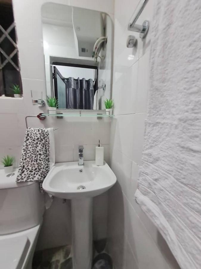 Nesta Barron -Home Away From Home North Legon ภายนอก รูปภาพ