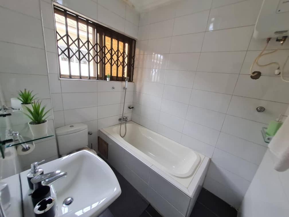 Nesta Barron -Home Away From Home North Legon ภายนอก รูปภาพ