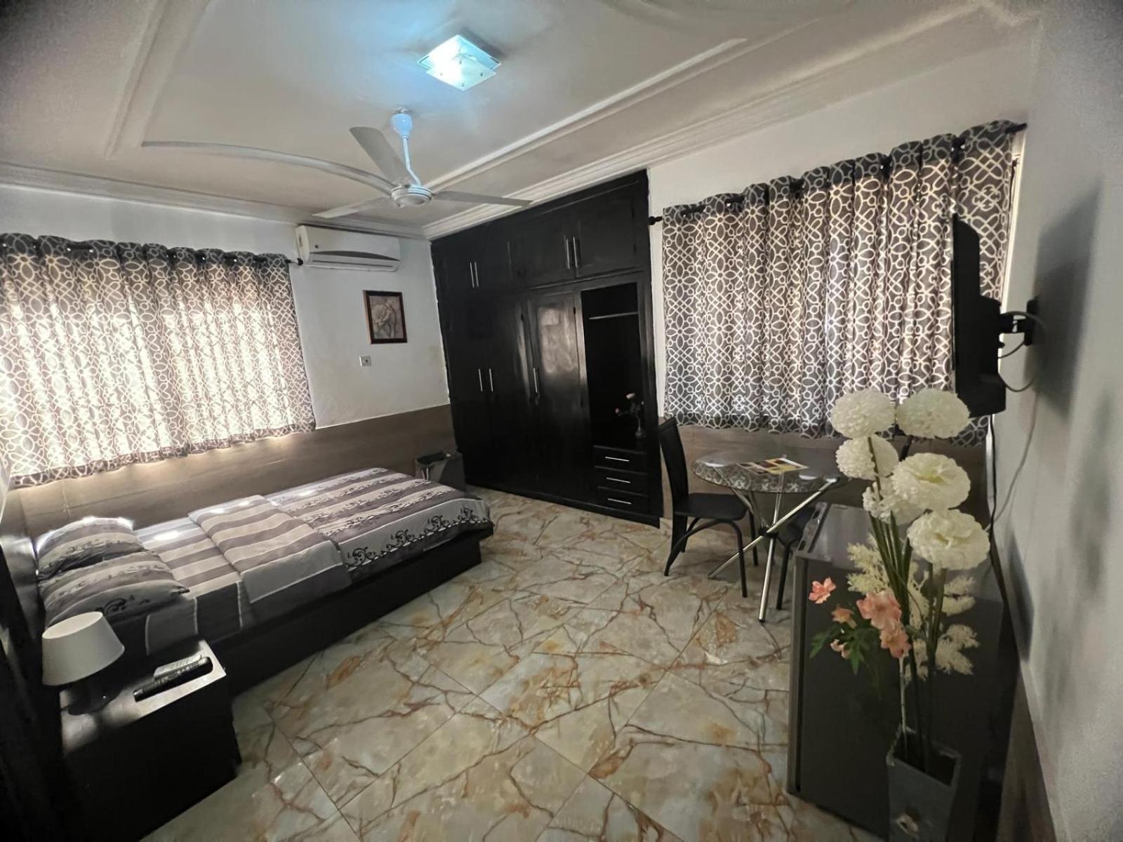 Nesta Barron -Home Away From Home North Legon ภายนอก รูปภาพ