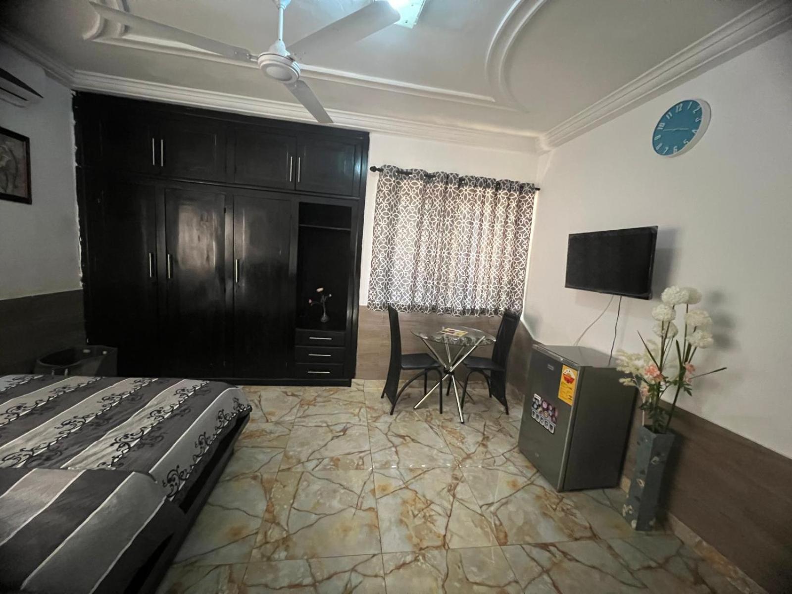 Nesta Barron -Home Away From Home North Legon ภายนอก รูปภาพ
